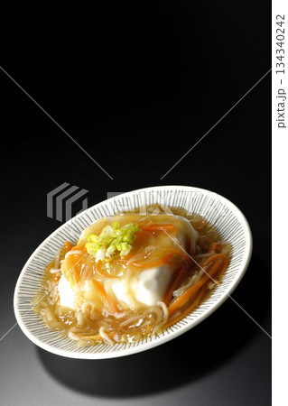 餡かけの絹豆腐を黒背景で撮影 134340242