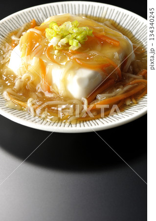 餡かけの絹豆腐を黒背景で撮影 134340245
