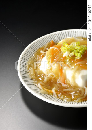 餡かけの絹豆腐を黒背景で撮影 餡かけの絹豆腐を黒背景で撮影 134340246