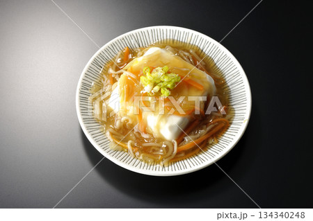 餡かけの絹豆腐を黒背景で撮影 餡かけの絹豆腐を黒背景で撮影 134340248