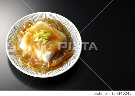 餡かけの絹豆腐を黒背景で撮影 134340249