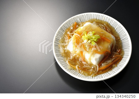 餡かけの絹豆腐を黒背景で撮影 134340250
