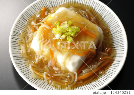 餡かけの絹豆腐を黒背景で撮影 134340251