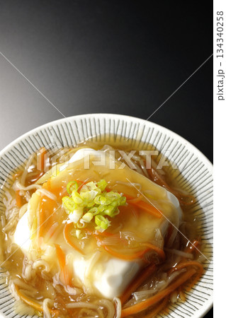 餡かけの絹豆腐を黒背景で撮影 134340258