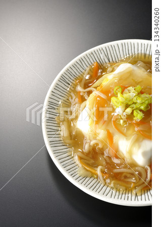 餡かけの絹豆腐を黒背景で撮影 134340260