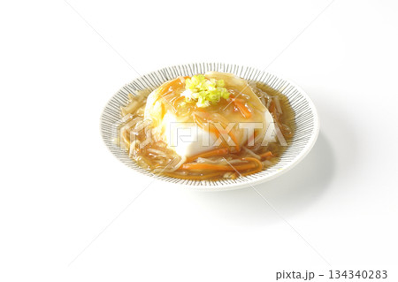 餡かけの絹豆腐を白背景で撮影 134340283
