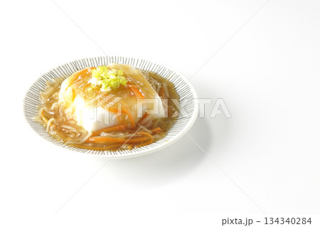 餡かけの絹豆腐を白背景で撮影 134340284