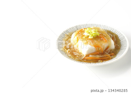 餡かけの絹豆腐を白背景で撮影 餡かけの絹豆腐を白背景で撮影 134340285
