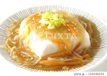 餡かけの絹豆腐を白背景で撮影 134340293