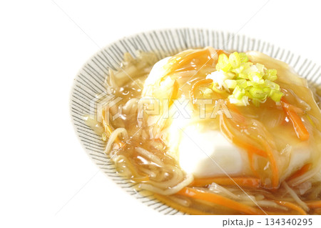 餡かけの絹豆腐を白背景で撮影 餡かけの絹豆腐を白背景で撮影 134340295