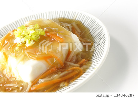 餡かけの絹豆腐を白背景で撮影 134340297