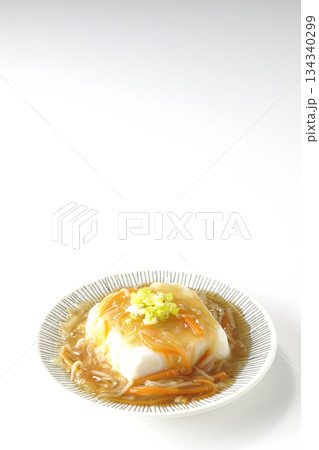 餡かけの絹豆腐を白背景で撮影 餡かけの絹豆腐を白背景で撮影 134340299
