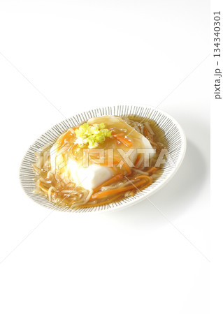 餡かけの絹豆腐を白背景で撮影 134340301