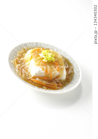餡かけの絹豆腐を白背景で撮影 餡かけの絹豆腐を白背景で撮影 134340302