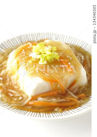 餡かけの絹豆腐を白背景で撮影 134340305