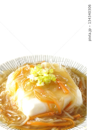 餡かけの絹豆腐を白背景で撮影 餡かけの絹豆腐を白背景で撮影 134340306