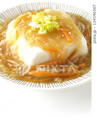 餡かけの絹豆腐を白背景で撮影 134340307