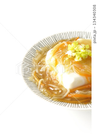 餡かけの絹豆腐を白背景で撮影 餡かけの絹豆腐を白背景で撮影 134340308