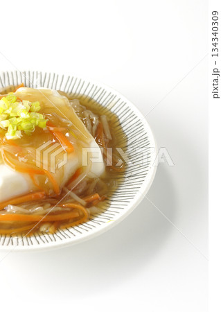 餡かけの絹豆腐を白背景で撮影 134340309