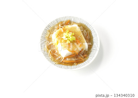 餡かけの絹豆腐を白背景で撮影 134340310