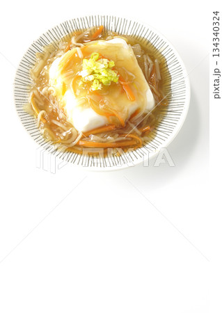 餡かけの絹豆腐を白背景で撮影 餡かけの絹豆腐を白背景で撮影 134340324