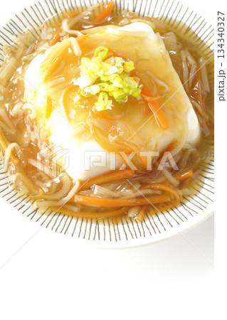 餡かけの絹豆腐を白背景で撮影 134340327
