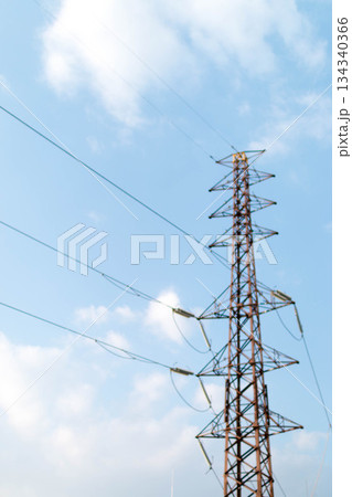 送電線と鉄塔 134340366