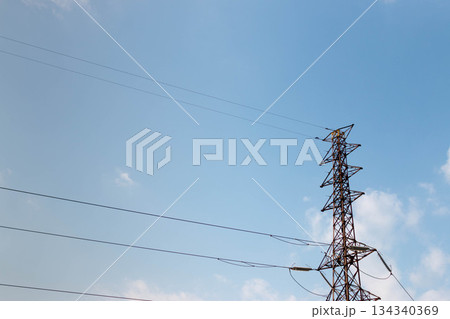 送電線と鉄塔 送電線と鉄塔 134340369