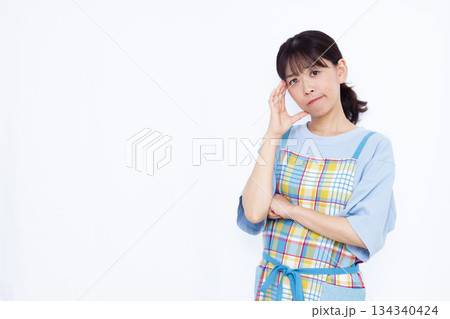 頭を抱えて悩む主婦 134340424
