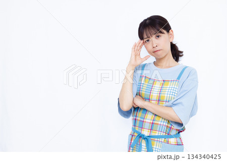 頭を抱えて悩む主婦 頭を抱えて悩む主婦 134340425