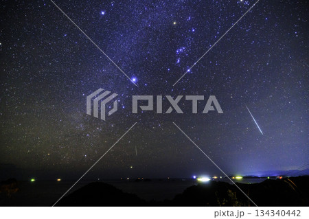 《ふたご座流星群》ふたご座流星群の流星と冬の大三角形とカノープス 134340442