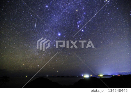 《ふたご座流星群》ふたご座流星群の流星と冬の大三角形とカノープス 134340443