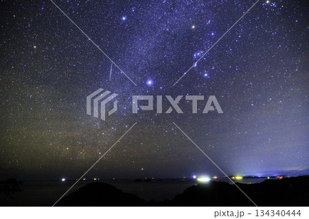 《ふたご座流星群》ふたご座流星群の流星と冬の大三角形とカノープス 134340444