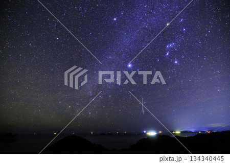 《ふたご座流星群》ふたご座流星群の流星と冬の大三角形とカノープス 《ふたご座流星群》ふたご座流星群の流星と冬の大三角形とカノープス 134340445
