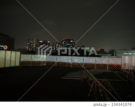 工事現場用ガード前過ごしの夜景 工事現場用ガード前過ごしの夜景 134341074