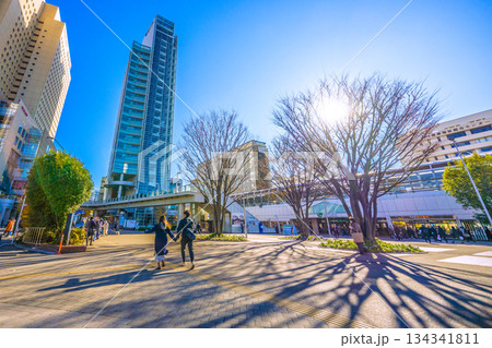 日本の横浜都市景観 師走。幸せの長い影…。JR桜木町駅やワシントンH、富士ソフトなどのビル群 134341811