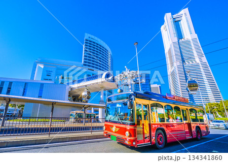 日本の横浜都市景観　ヨコハマエアキャビンの桜木町駅や横浜ランドマークタワー、あかいくつなどを望む 134341860