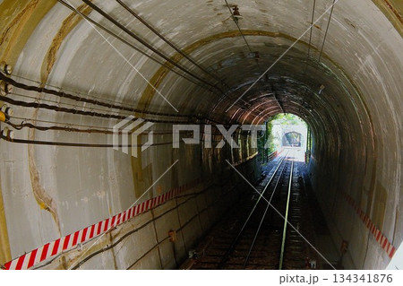 トンネルの中を走る 134341876