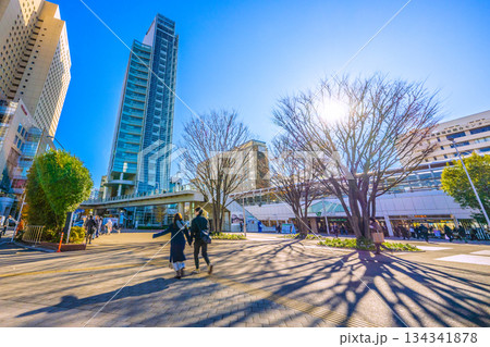 日本の横浜都市景観 師走。幸せの長い影…。JR桜木町駅やワシントンH、富士ソフトなどのビル群 134341878