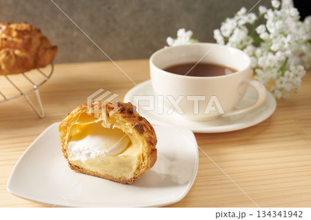 シュー・ア・ラ・クレーム　フランス菓子のイメージ 134341942