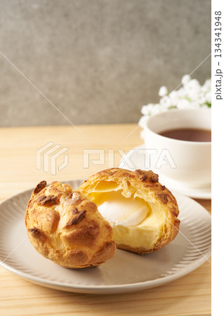 シュー・ア・ラ・クレーム　フランス菓子のイメージ 134341948