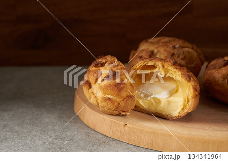 シュー・ア・ラ・クレーム　フランス菓子のイメージ 134341964