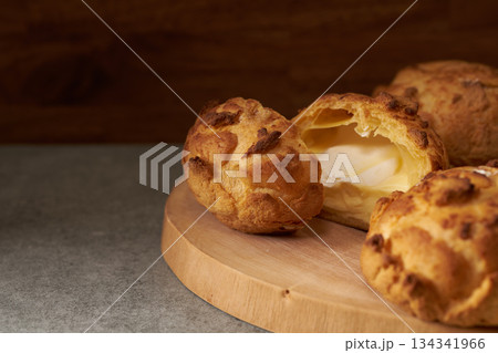 シュー・ア・ラ・クレーム　フランス菓子のイメージ 134341966