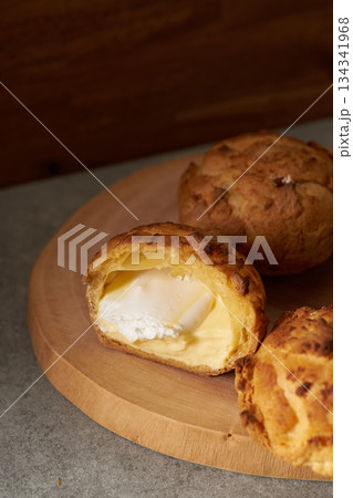 シュー・ア・ラ・クレーム　フランス菓子のイメージ 134341968