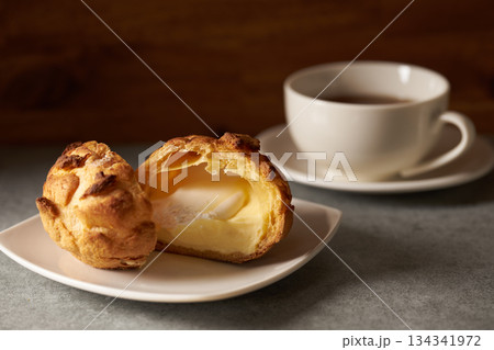 シュー・ア・ラ・クレーム　フランス菓子のイメージ 134341972