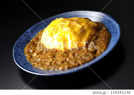 オムカレーライスを黒背景で撮影 134342136