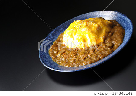 オムカレーライスを黒背景で撮影 オムカレーライスを黒背景で撮影 134342142