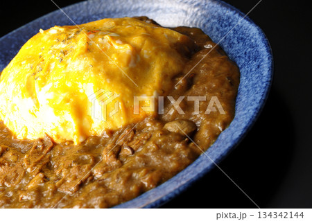 オムカレーライスを黒背景で撮影 134342144