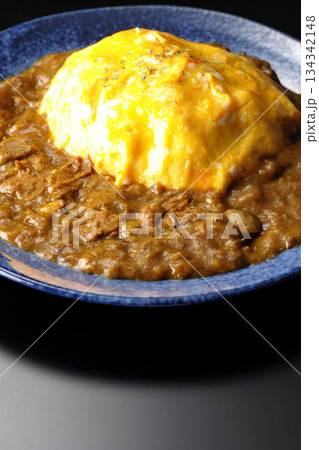 オムカレーライスを黒背景で撮影 オムカレーライスを黒背景で撮影 134342148