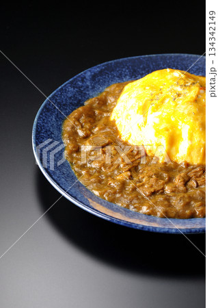 オムカレーライスを黒背景で撮影 134342149